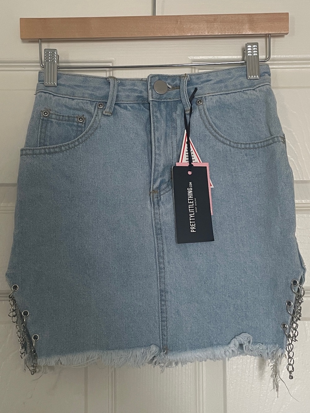 ⛓️💥 PrettyLittleThing Light Blue Denim Mini Skirt with Side Chain Detail ⛓️💥 - Picture 4 of 10